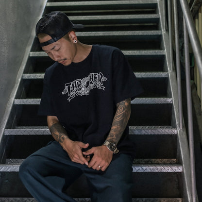 THRASHER X ANTIHERO / MAG BANNER TEE (BLACK)