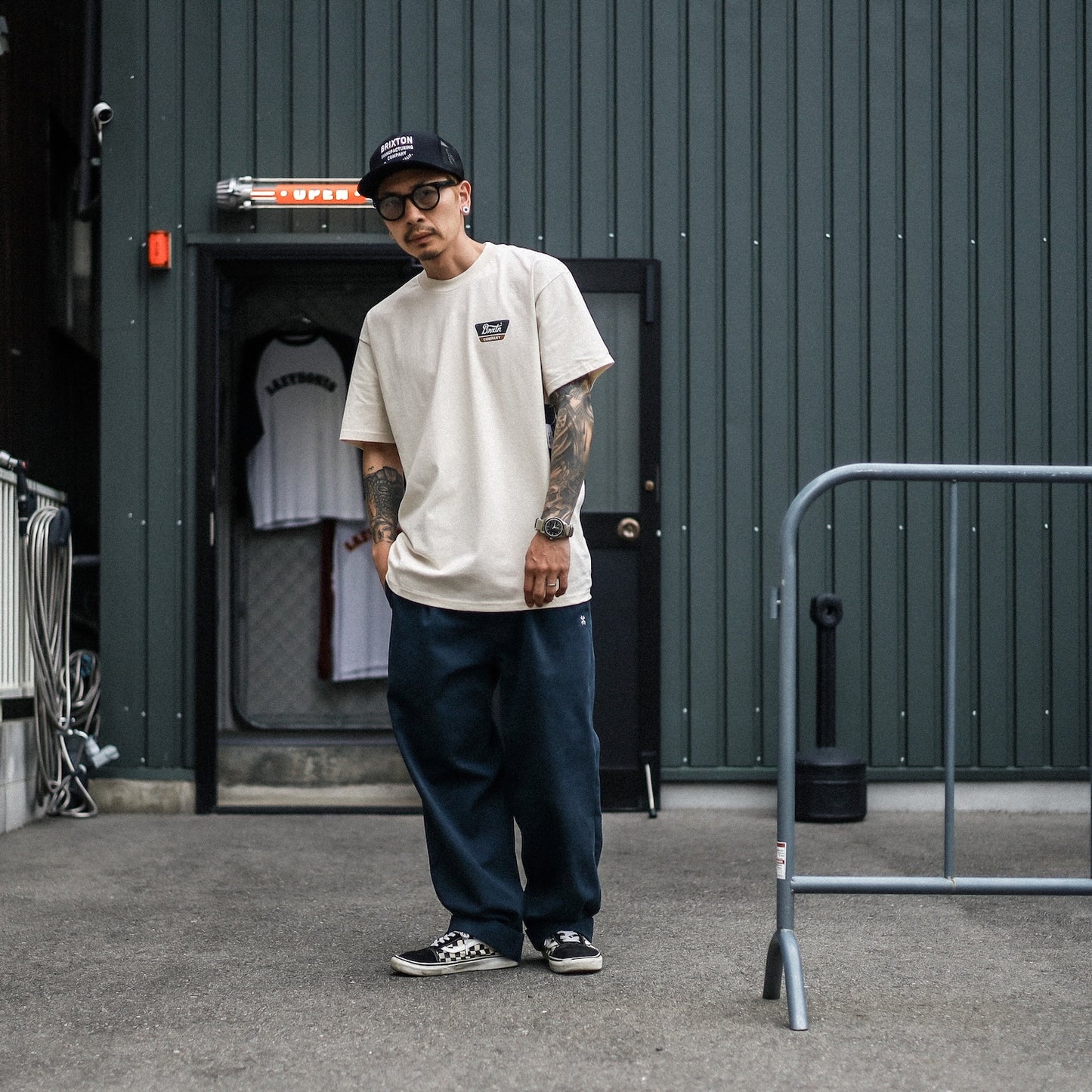 BRIXTON / LINWOOD S/S STD  (CREAM/DARK GREEN/METAL BRONZE)