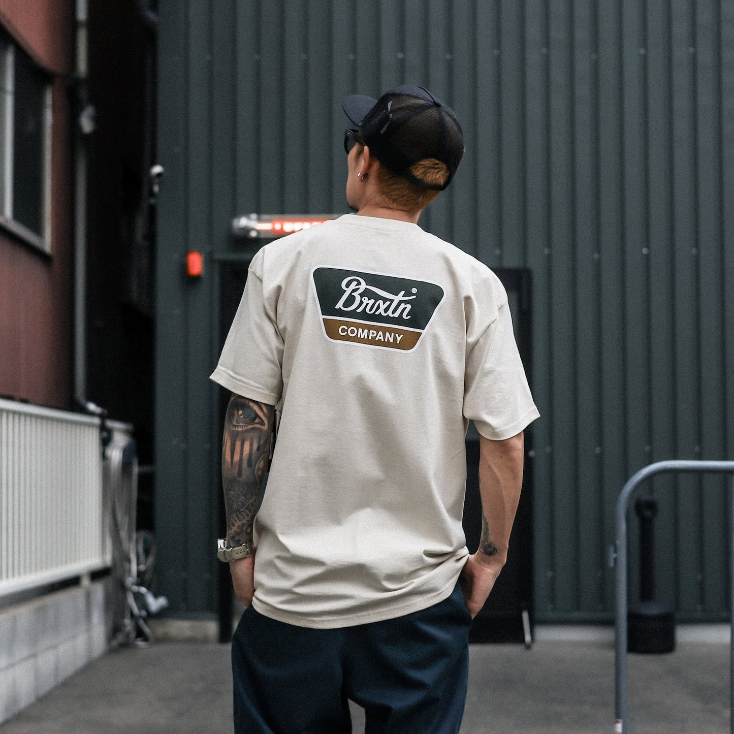 BRIXTON / LINWOOD S/S STD  (CREAM/DARK GREEN/METAL BRONZE)
