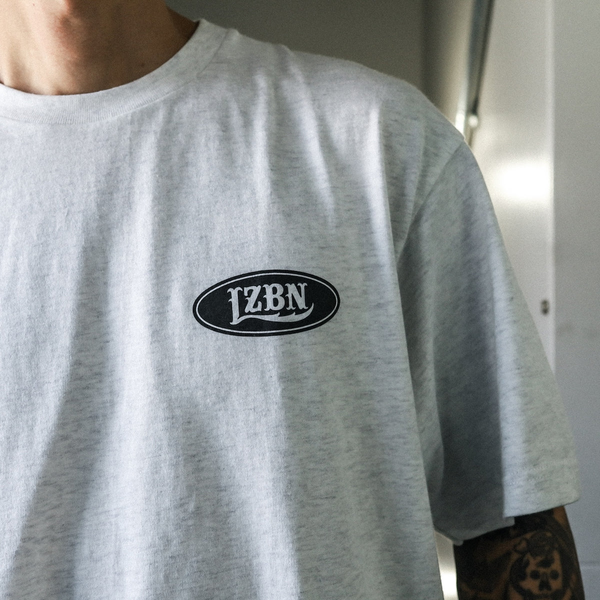 LZBN / MOTOR OVAL TEE (ASH)