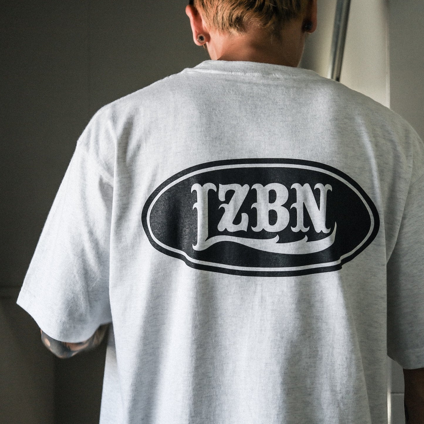 LZBN / MOTOR OVAL TEE (ASH)