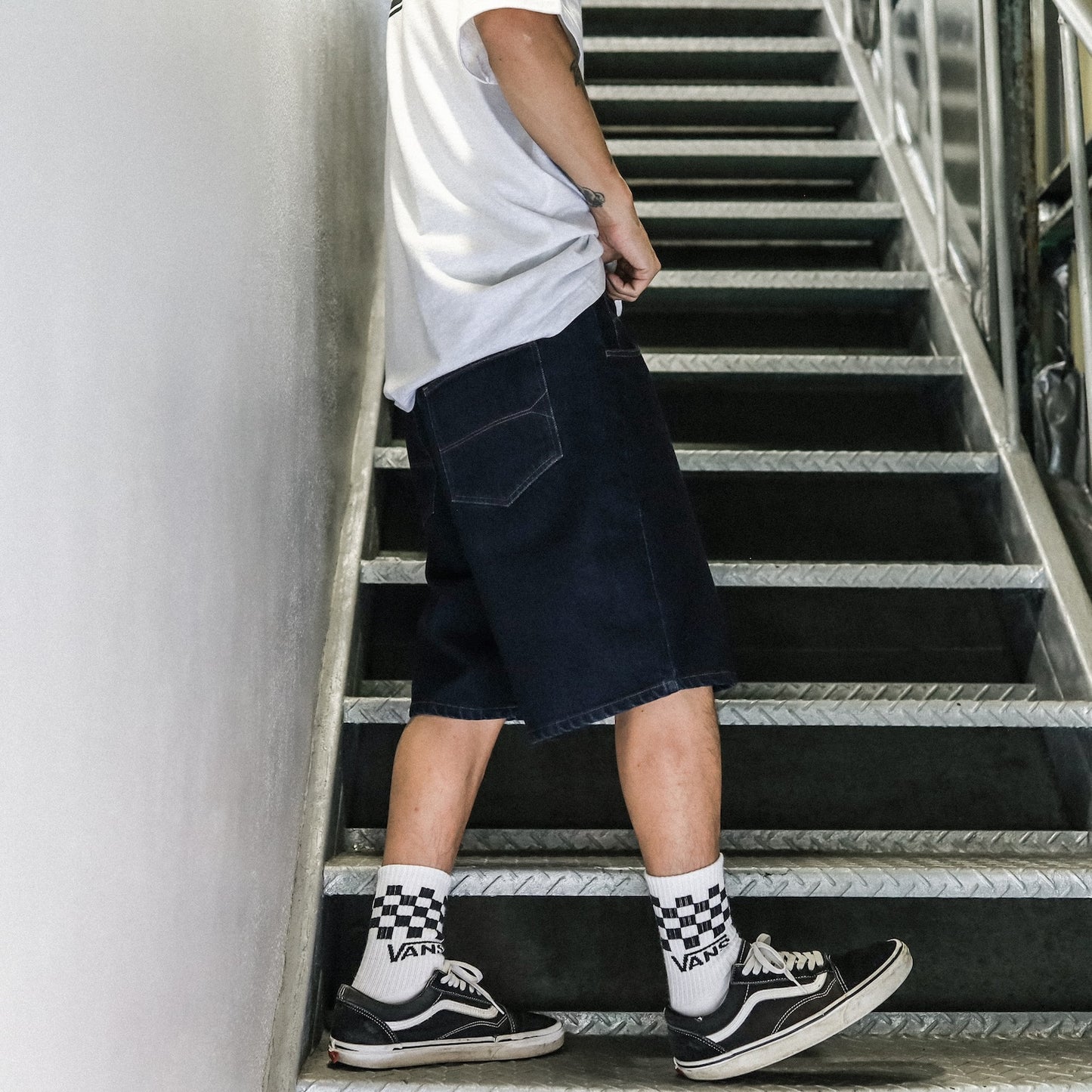 INDEPENDENT / FREE ON THE STREETS DENIM SHORTS (DK INDIGO)