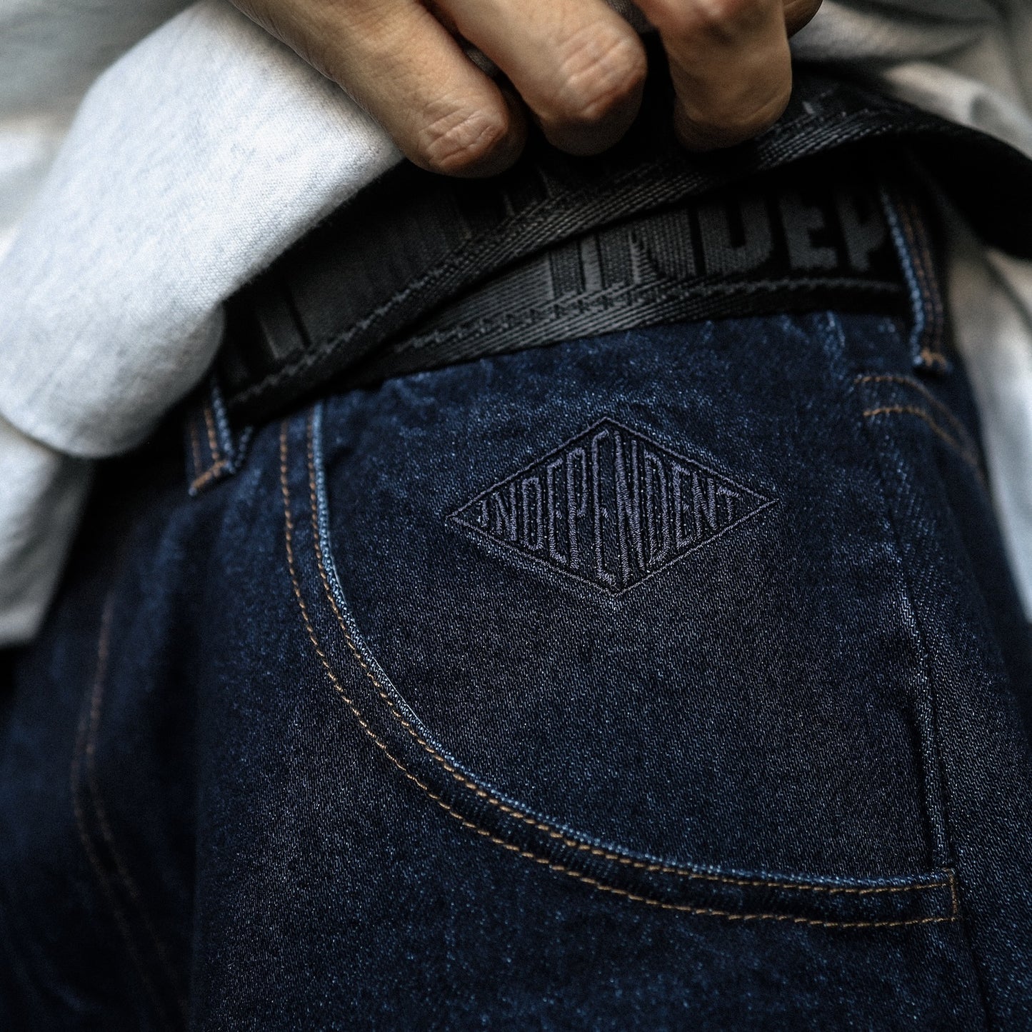 INDEPENDENT / FREE ON THE STREETS DENIM SHORTS (DK INDIGO)