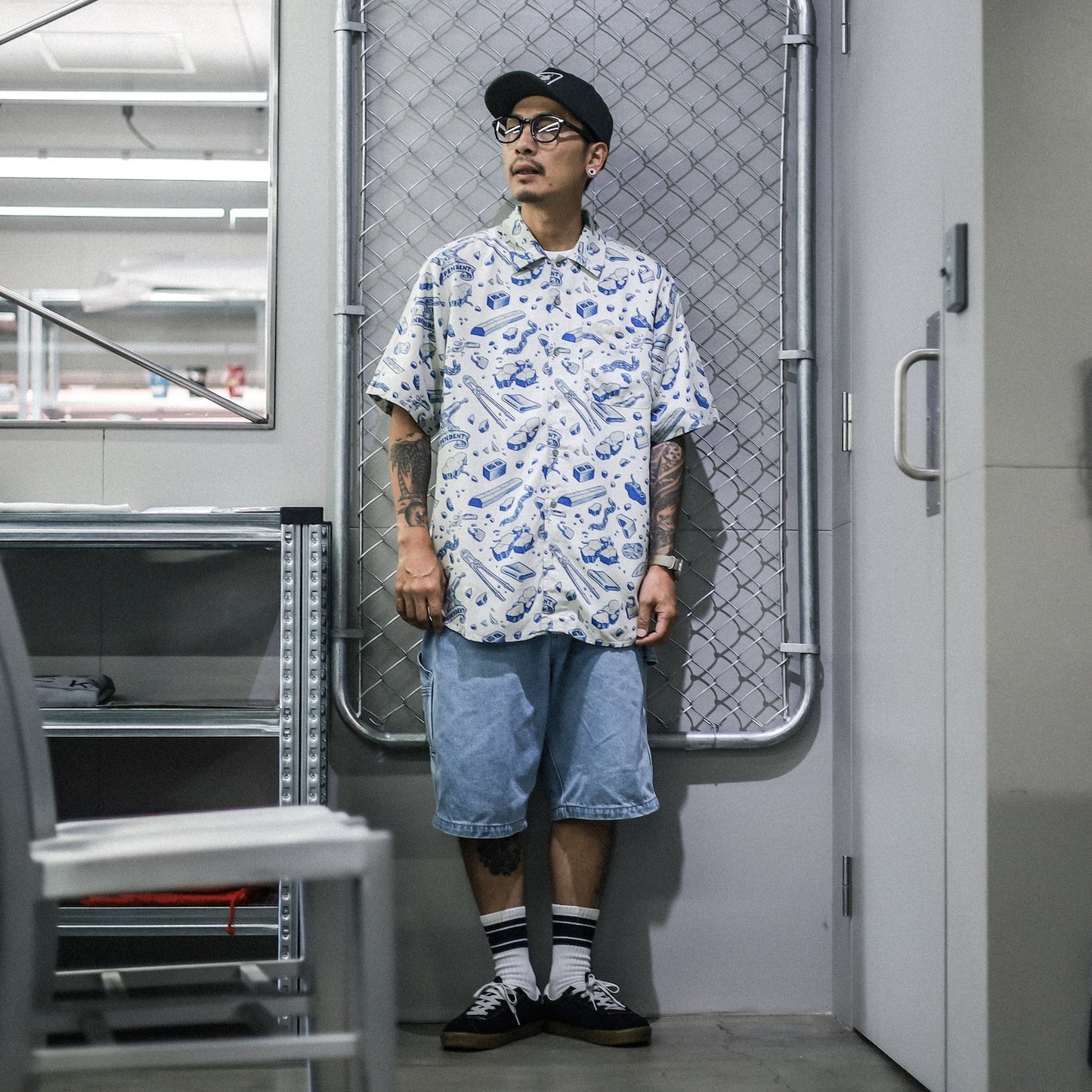 INDEPENDENT / UNDER THE BRIDGE PATTERN S/S SHIRT (CONCRETE/BLUE)