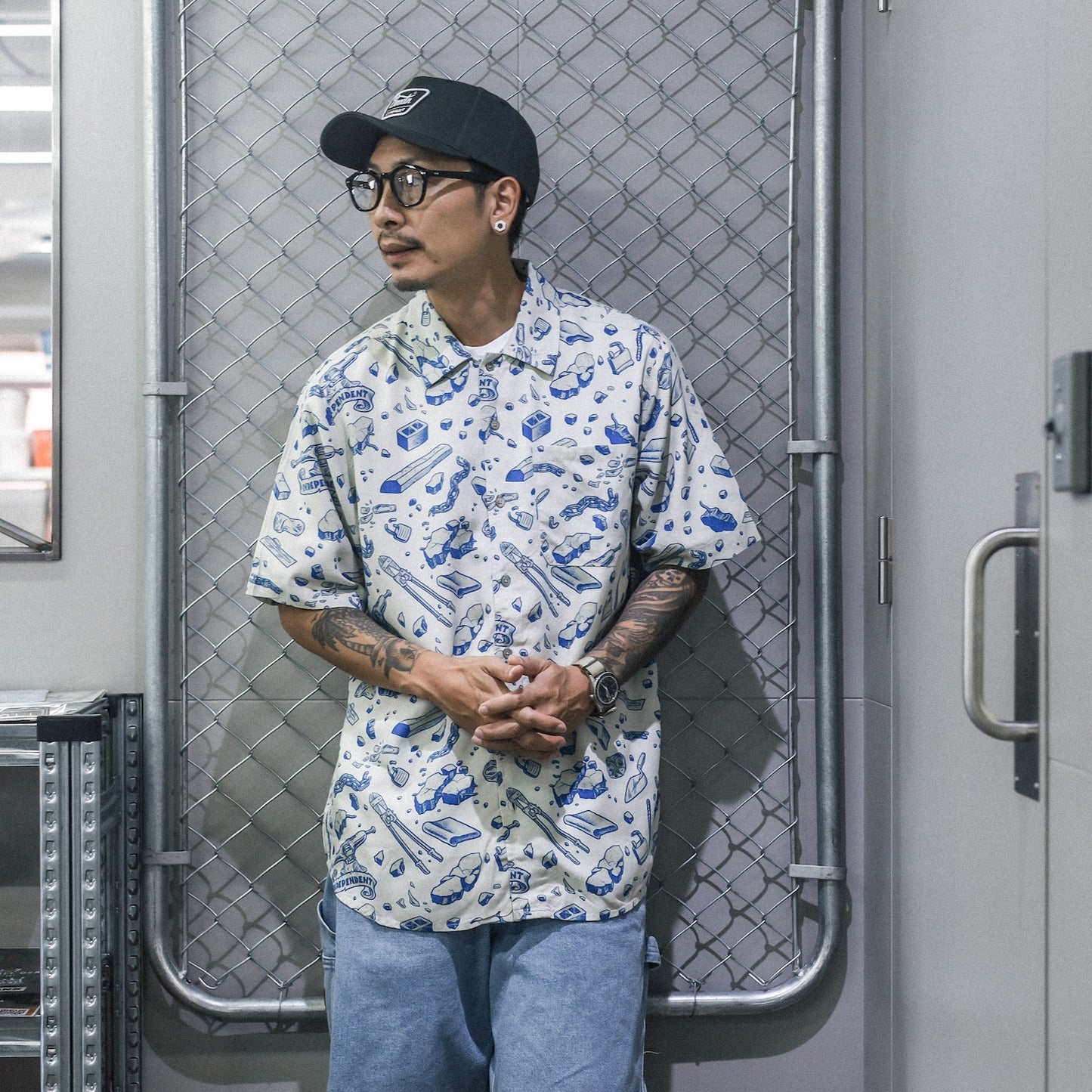 INDEPENDENT / UNDER THE BRIDGE PATTERN S/S SHIRT (CONCRETE/BLUE)
