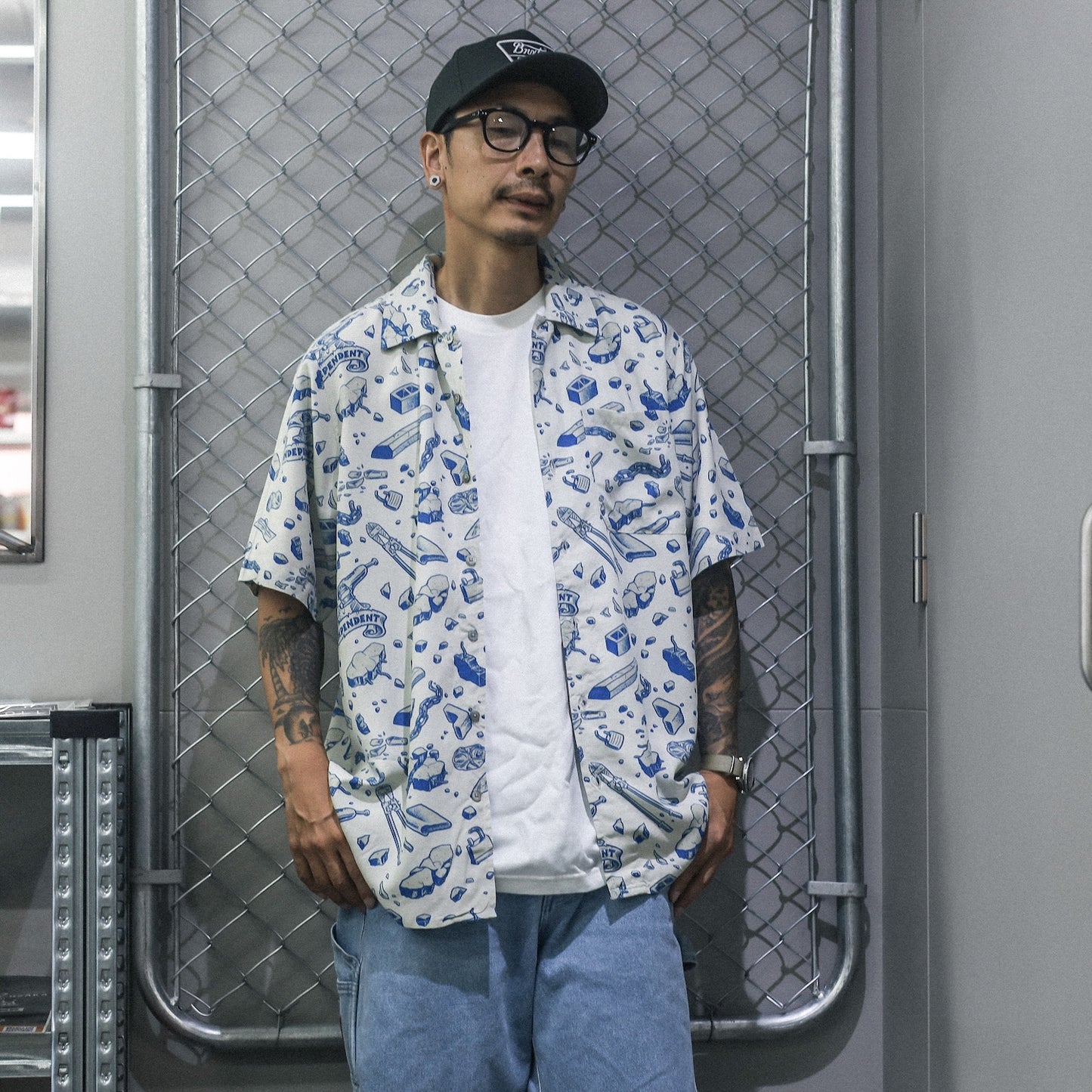 INDEPENDENT / UNDER THE BRIDGE PATTERN S/S SHIRT (CONCRETE/BLUE)