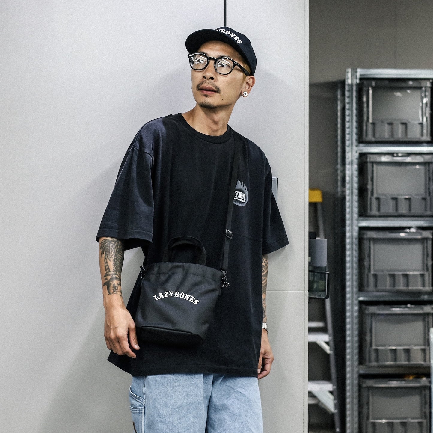 LZBN / EMB ARCH LOGO DRAWSTRING POUCH (BLACK)