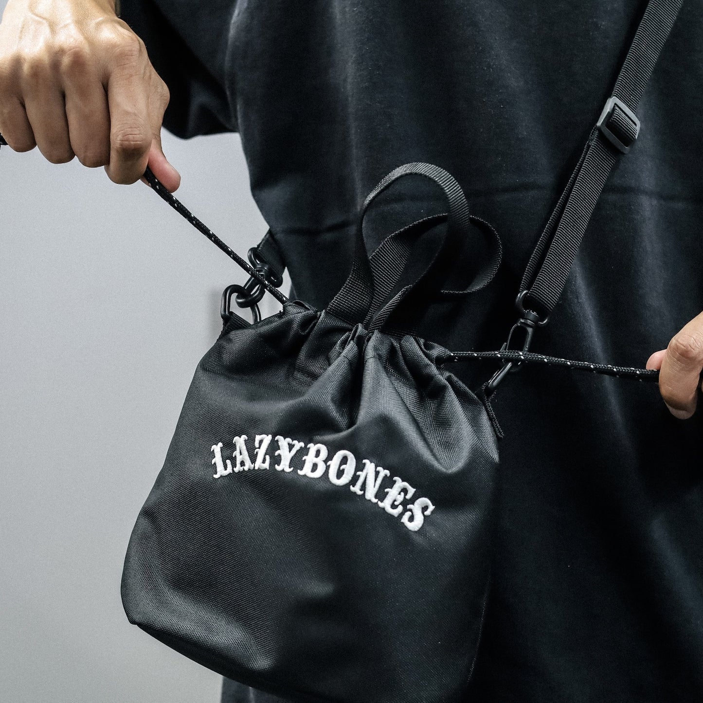 LZBN / EMB ARCH LOGO DRAWSTRING POUCH (BLACK)