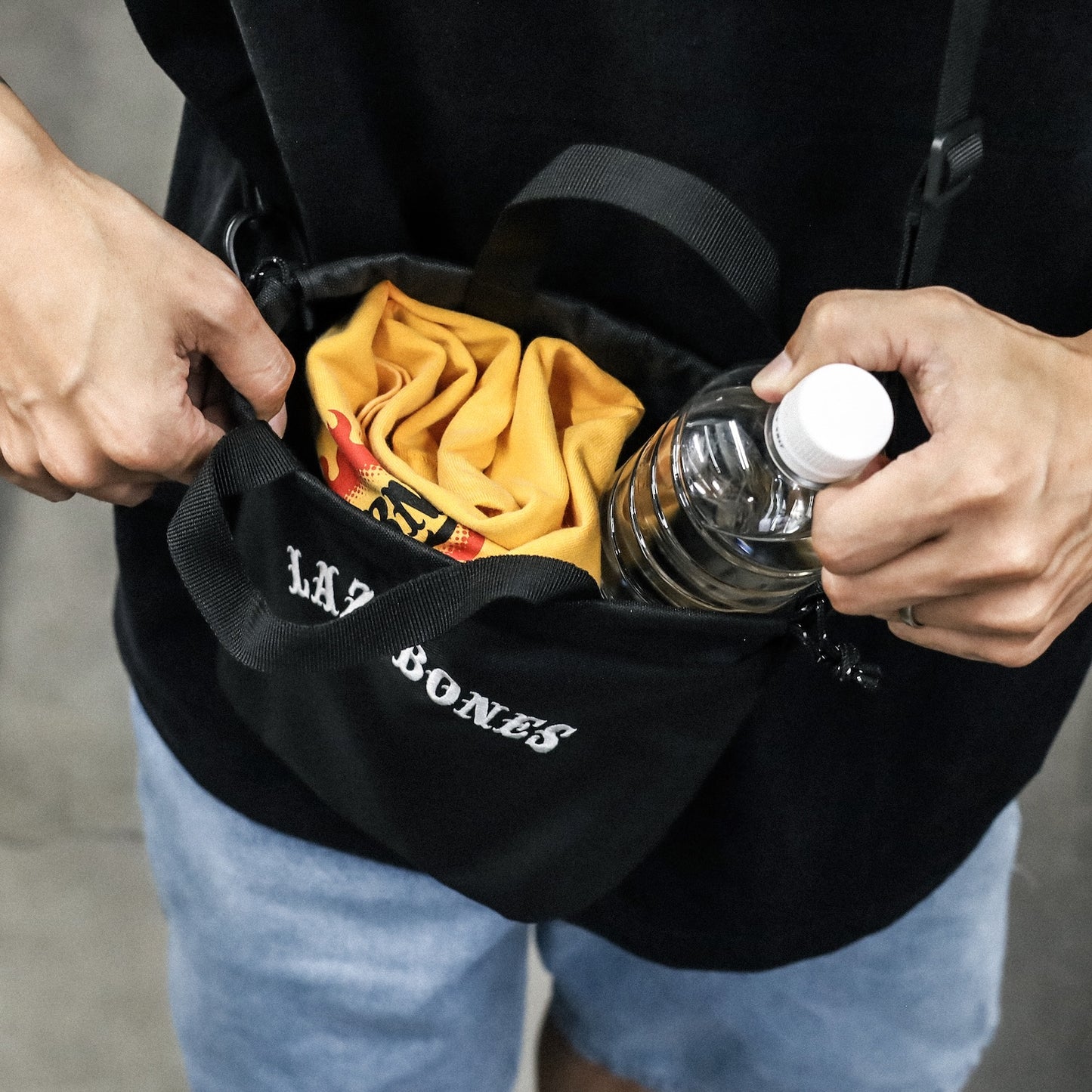 LZBN / EMB ARCH LOGO DRAWSTRING POUCH (BLACK)