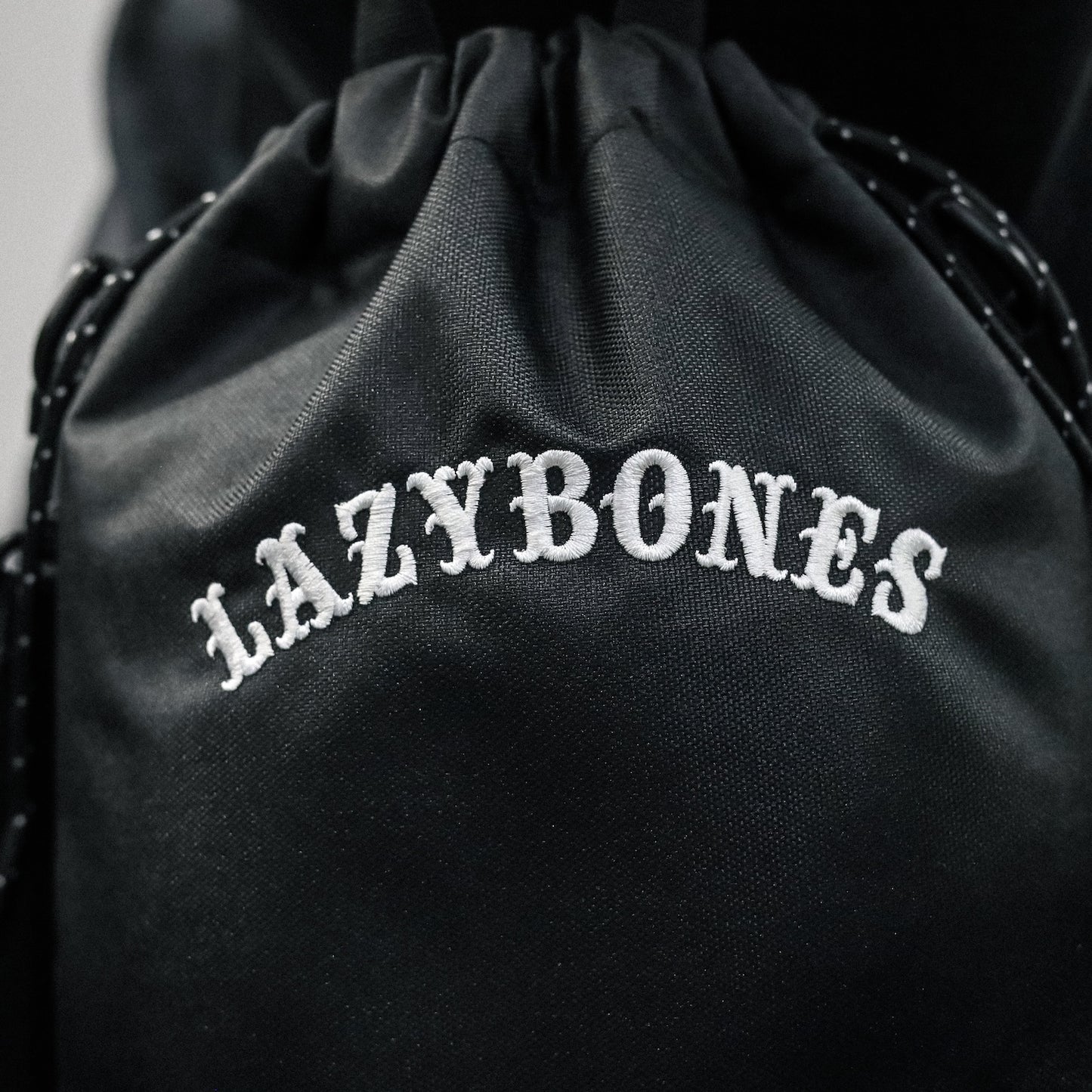LZBN / EMB ARCH LOGO DRAWSTRING POUCH (BLACK)
