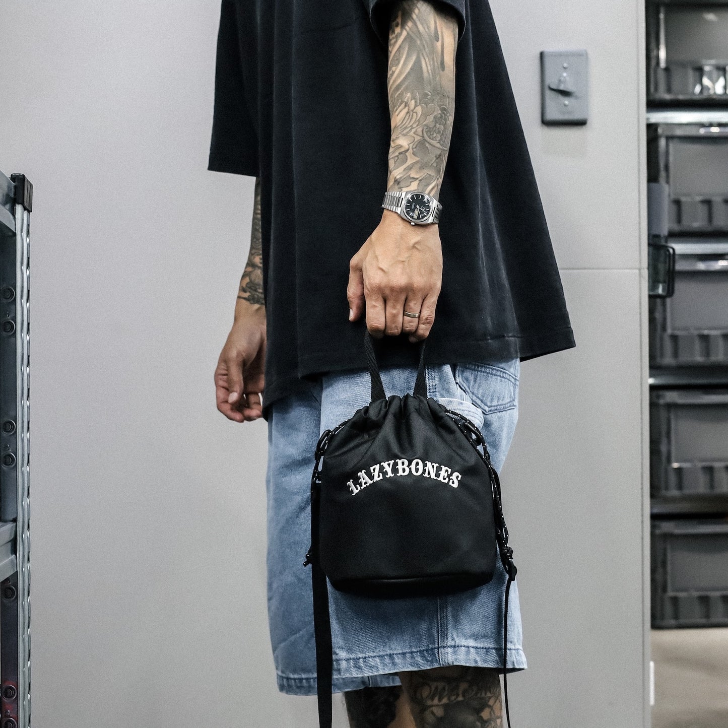 LZBN / EMB ARCH LOGO DRAWSTRING POUCH (BLACK)