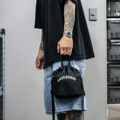 LZBN / EMB ARCH LOGO DRAWSTRING POUCH (BLACK)