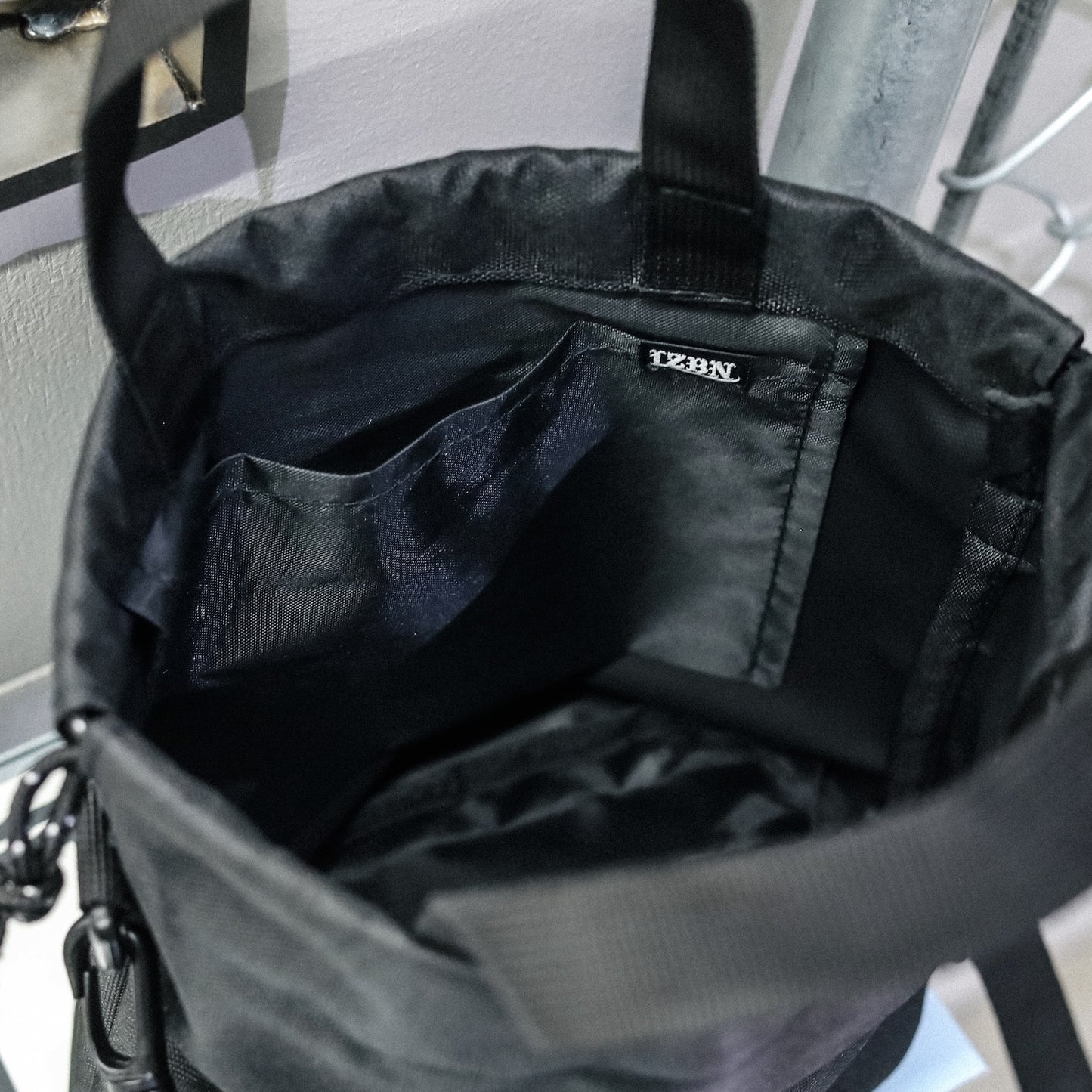 LZBN / EMB ARCH LOGO DRAWSTRING POUCH (BLACK)