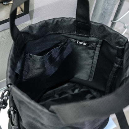LZBN / EMB ARCH LOGO DRAWSTRING POUCH (BLACK)