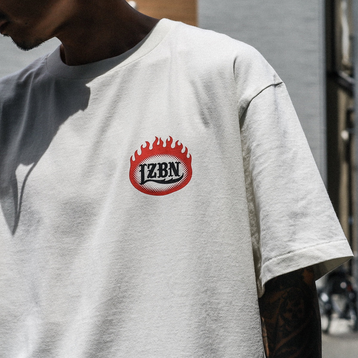 LZBN / FLAME OVAL LOGO FADED WASH TEE (FADED WHITE)