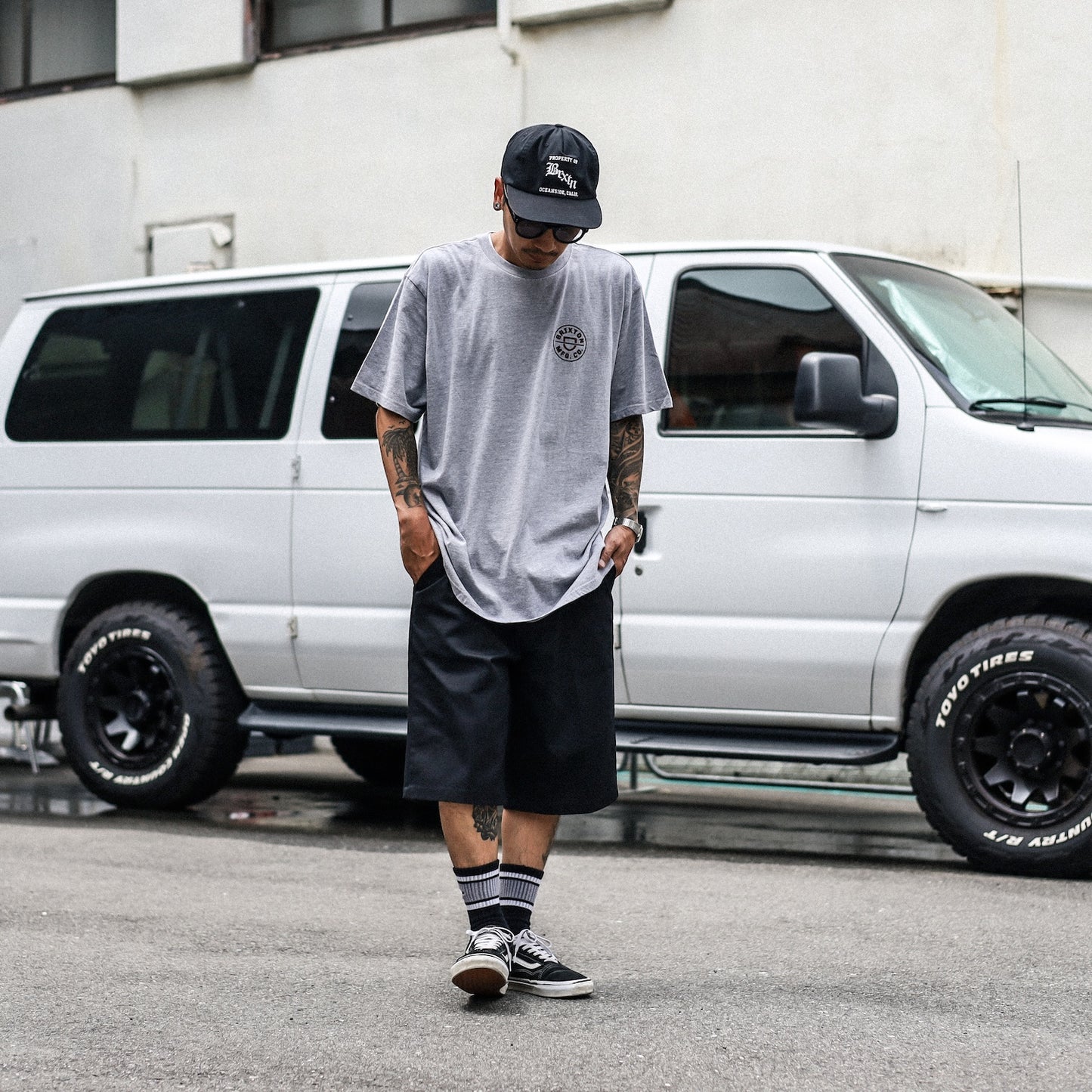 BRIXTON / CREST II S/S STANDARD TEE (HEATHER GREY/NAVY/DARK RED)