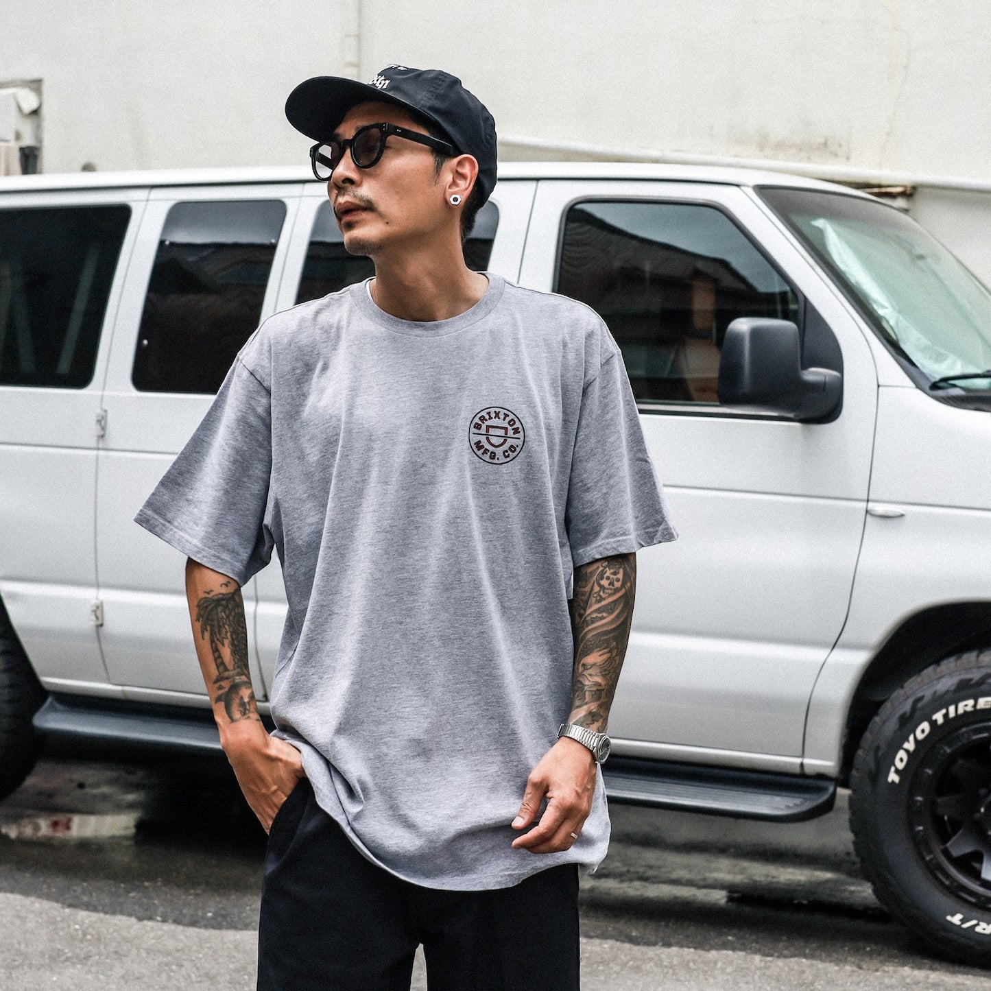 BRIXTON / CREST II S/S STANDARD TEE (HEATHER GREY/NAVY/DARK RED)