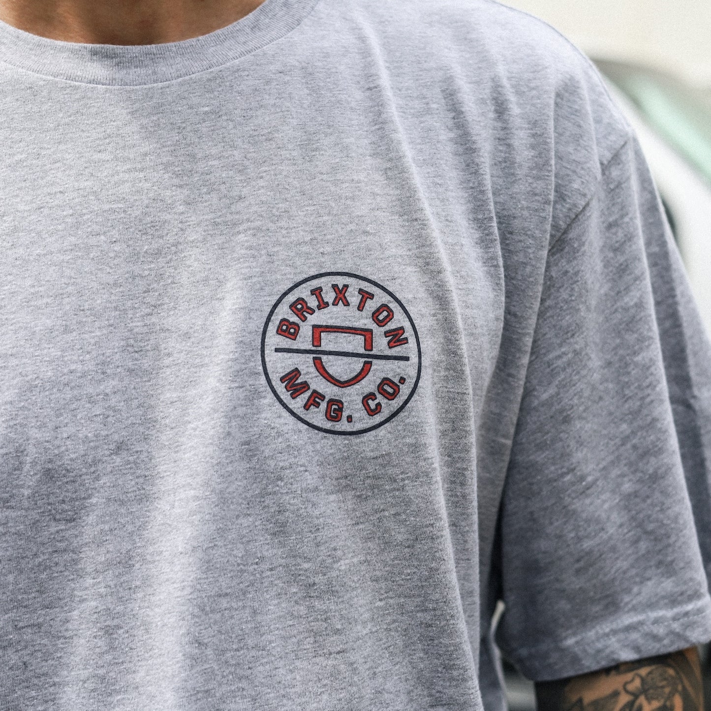 BRIXTON / CREST II S/S STANDARD TEE (HEATHER GREY/NAVY/DARK RED)