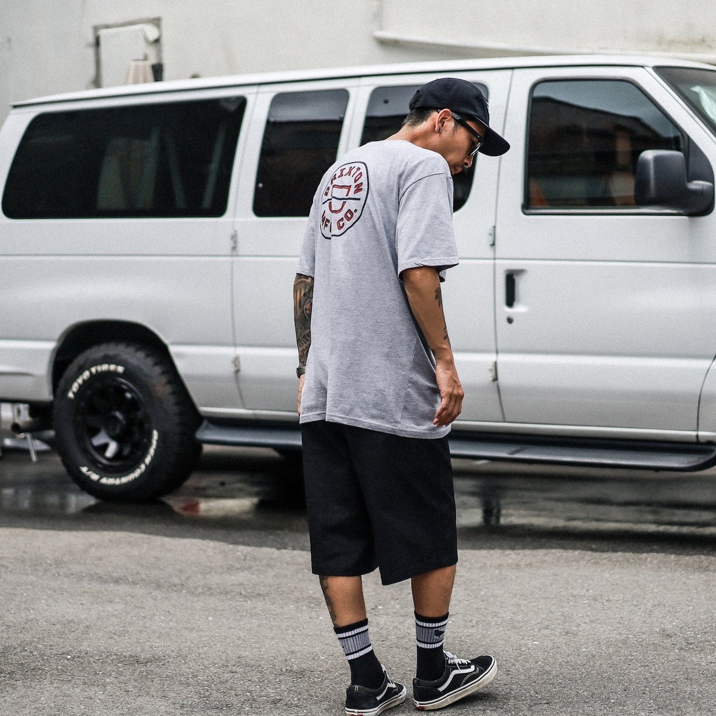 BRIXTON / CREST II S/S STANDARD TEE (HEATHER GREY/NAVY/DARK RED)