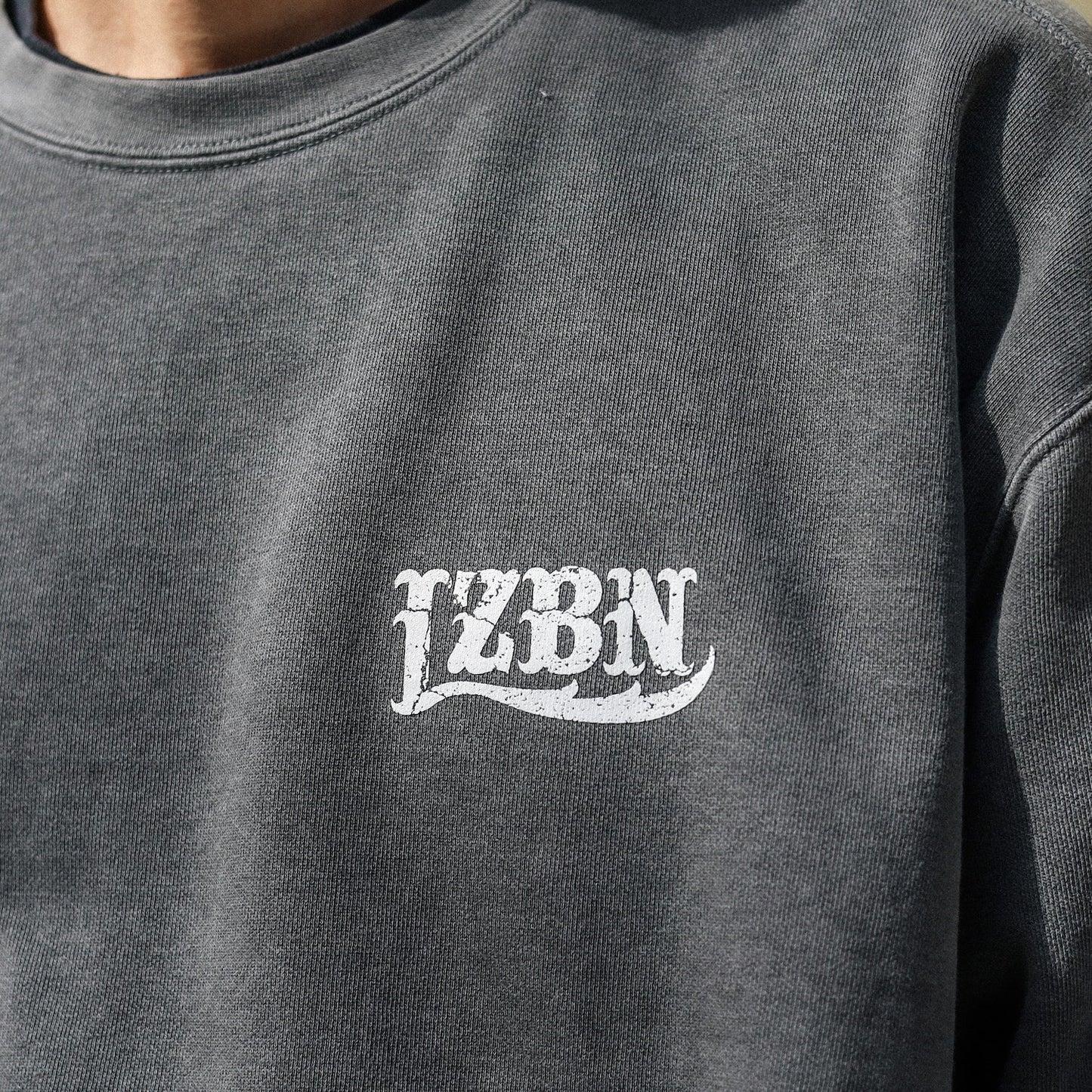 LZBN / STONE LZBN LOGO GARMENT DYED CREWNECK SWEAT (PEPPER)