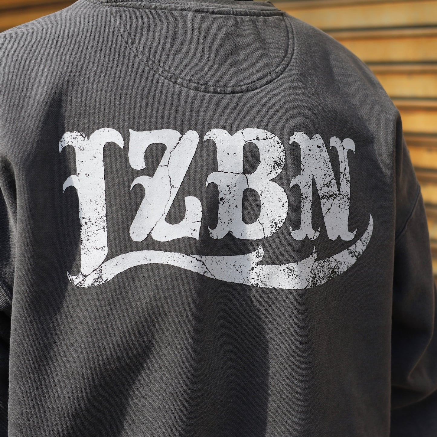 LZBN / STONE LZBN LOGO GARMENT DYED CREWNECK SWEAT (PEPPER)