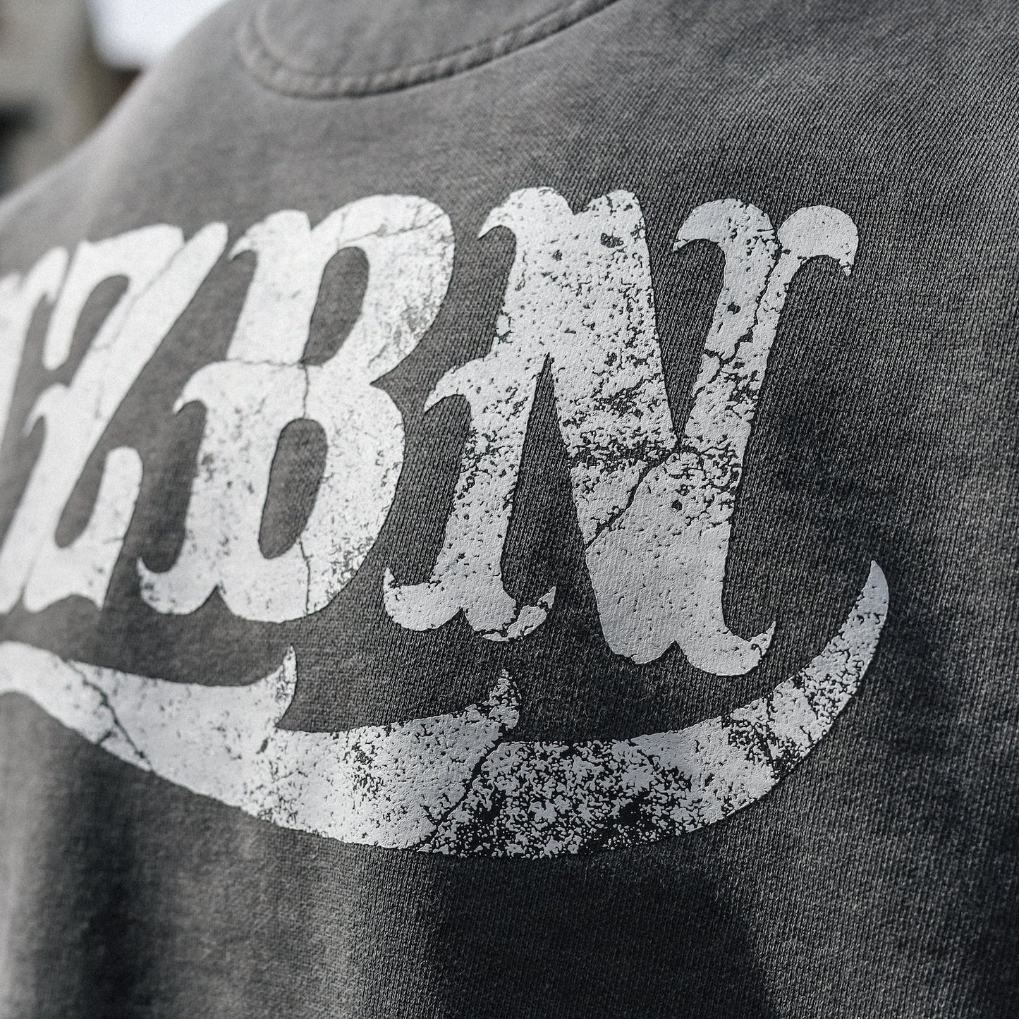 LZBN / STONE LZBN LOGO GARMENT DYED CREWNECK SWEAT (PEPPER)