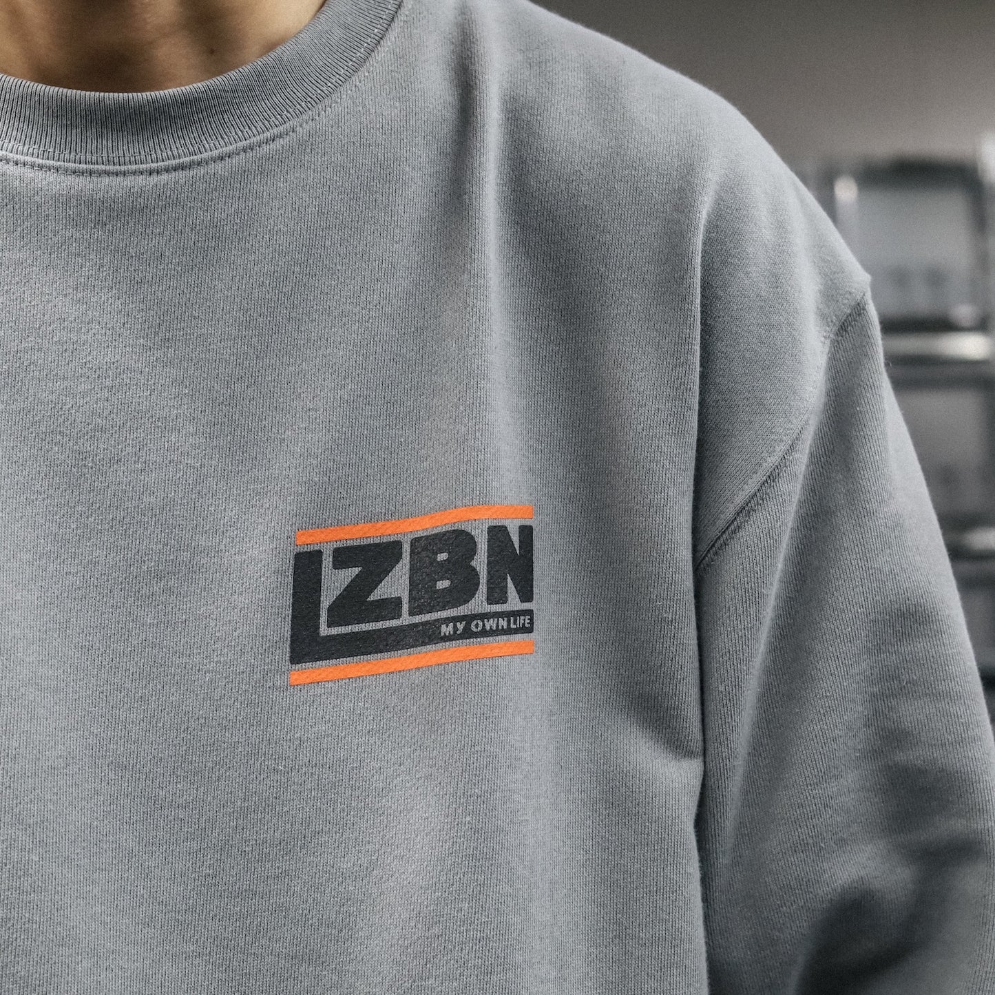 LZBN / SLANT LOGO LIGHTWEIGHT CREWNECK SWEAT (GREY)