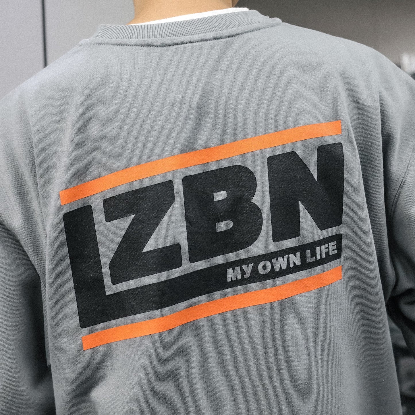 LZBN / SLANT LOGO LIGHTWEIGHT CREWNECK SWEAT (GREY)