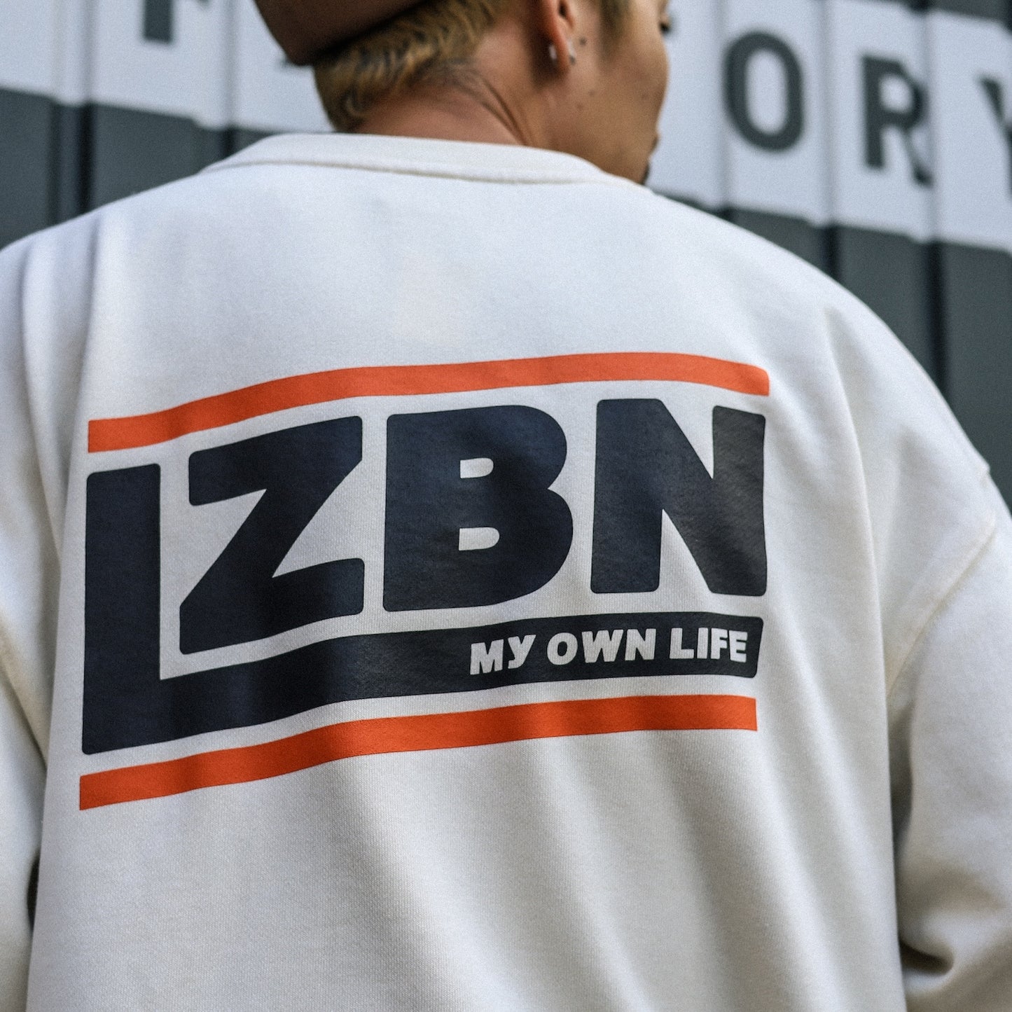 LZBN / SLANT LOGO LIGHTWEIGHT CREWNECK SWEAT (NATURAL)