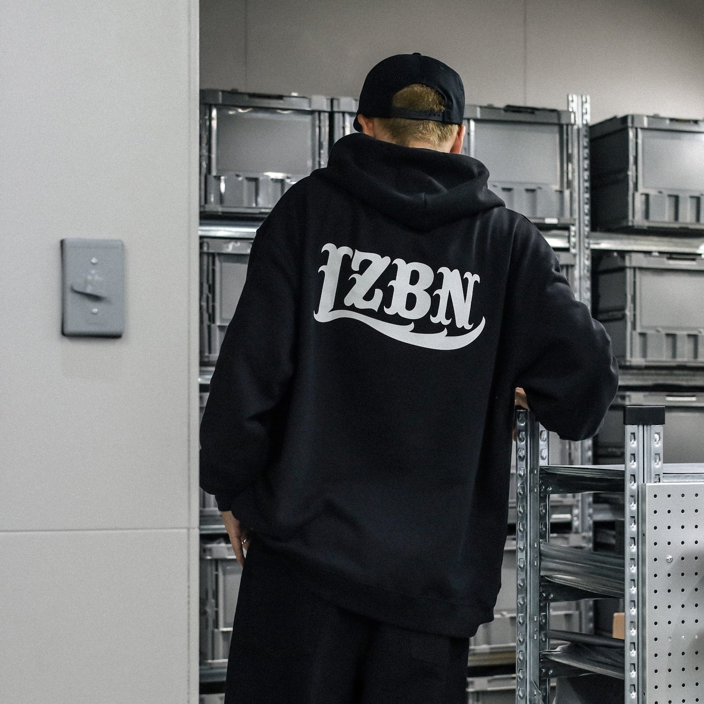 LZBN / LZBN LOGO LIGHTWEIGHT ZIP HOODIE (BLACK)