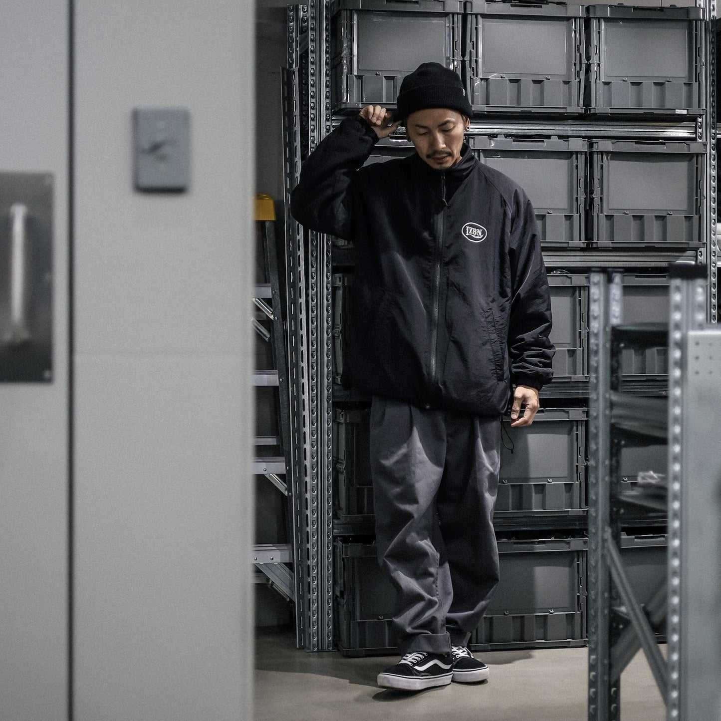 LZBN / HOLLOW OVAL LOGO REVERSIBLE JACKET (BLACK/BLACK)