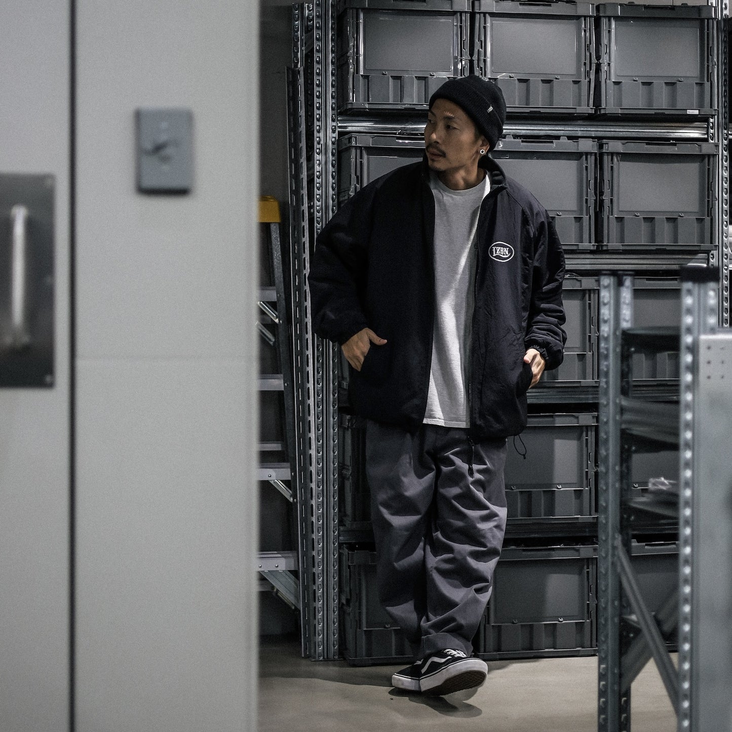 LZBN / HOLLOW OVAL LOGO REVERSIBLE JACKET (BLACK/BLACK)