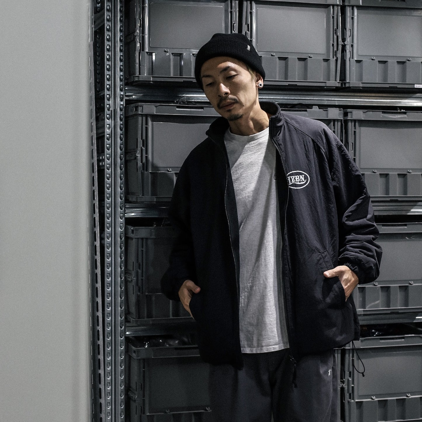 LZBN / HOLLOW OVAL LOGO REVERSIBLE JACKET (BLACK/BLACK)