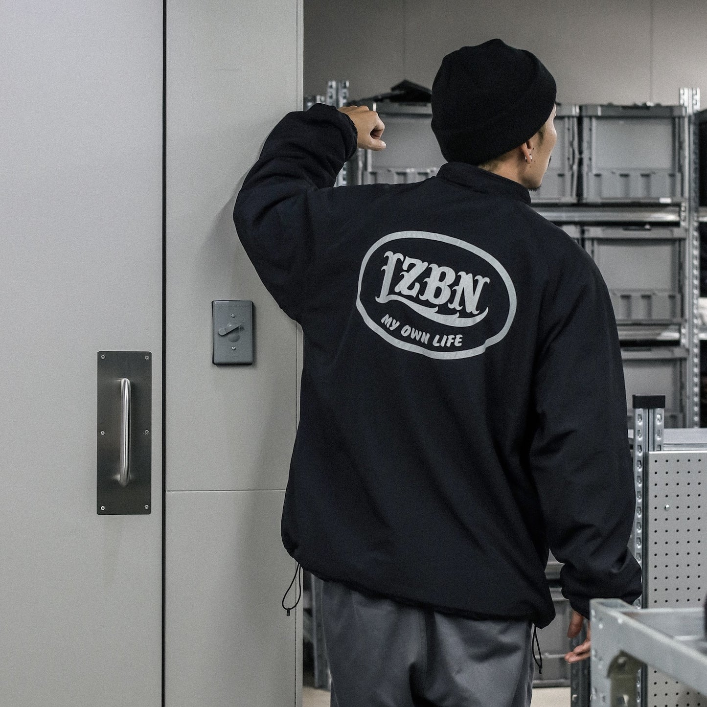 LZBN / HOLLOW OVAL LOGO REVERSIBLE JACKET (BLACK/BLACK)