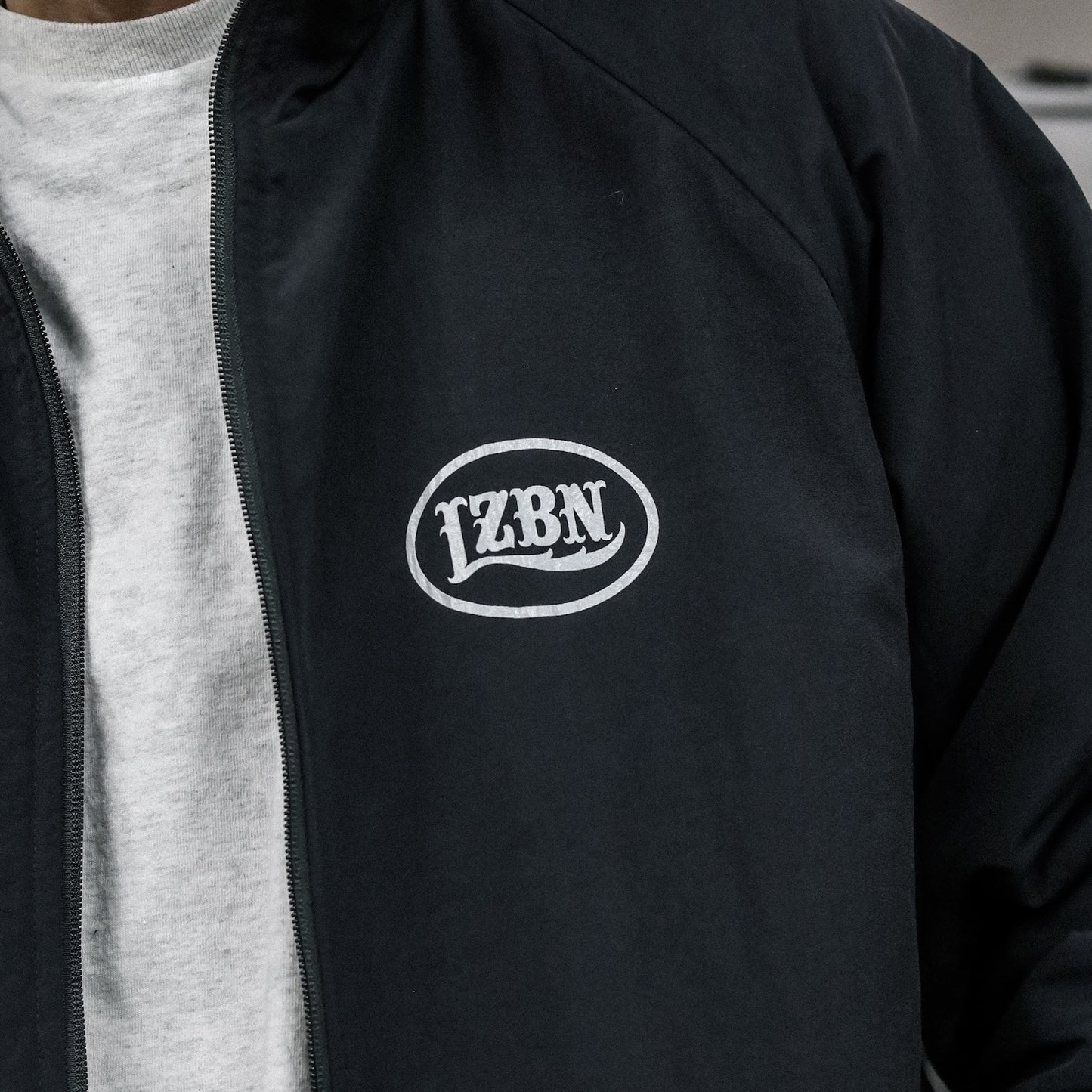 LZBN / HOLLOW OVAL LOGO REVERSIBLE JACKET (BLACK/BLACK)