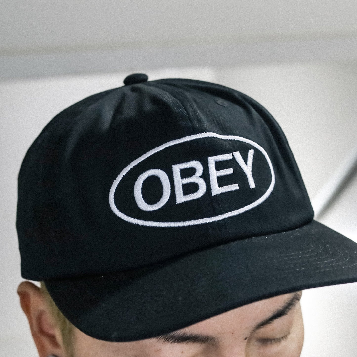 OBEY / OVAL 6 PANEL STRAPBACK CAP (BLACK)