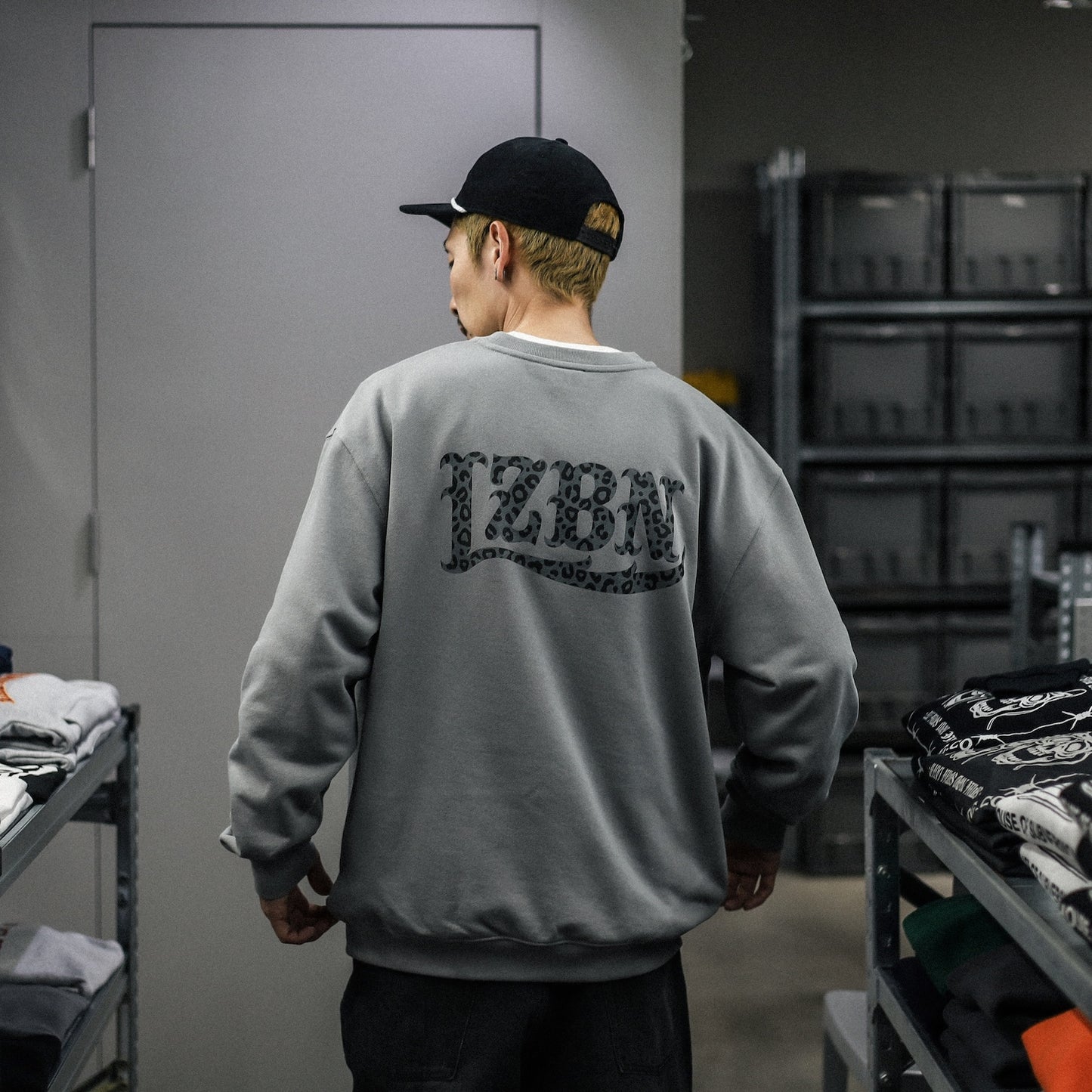 LZBN / MONO LEOPARD LZBN LOGO LIGHTWEIGHT CREWNECK SWEAT (GREY)