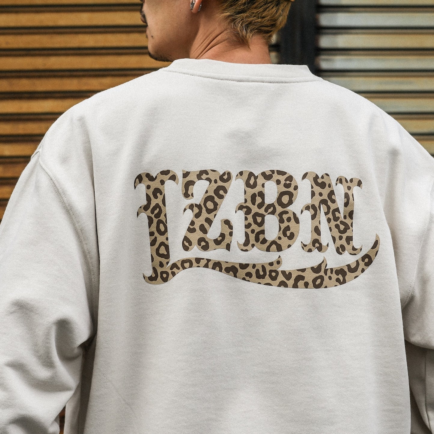 LZBN / MONO LEOPARD LZBN LOGO LIGHTWEIGHT CREWNECK SWEAT (GREIGE)