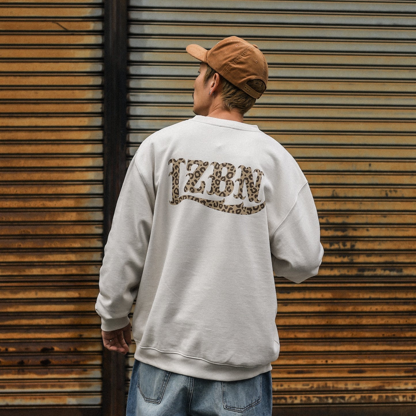 LZBN / MONO LEOPARD LZBN LOGO LIGHTWEIGHT CREWNECK SWEAT (GREIGE)