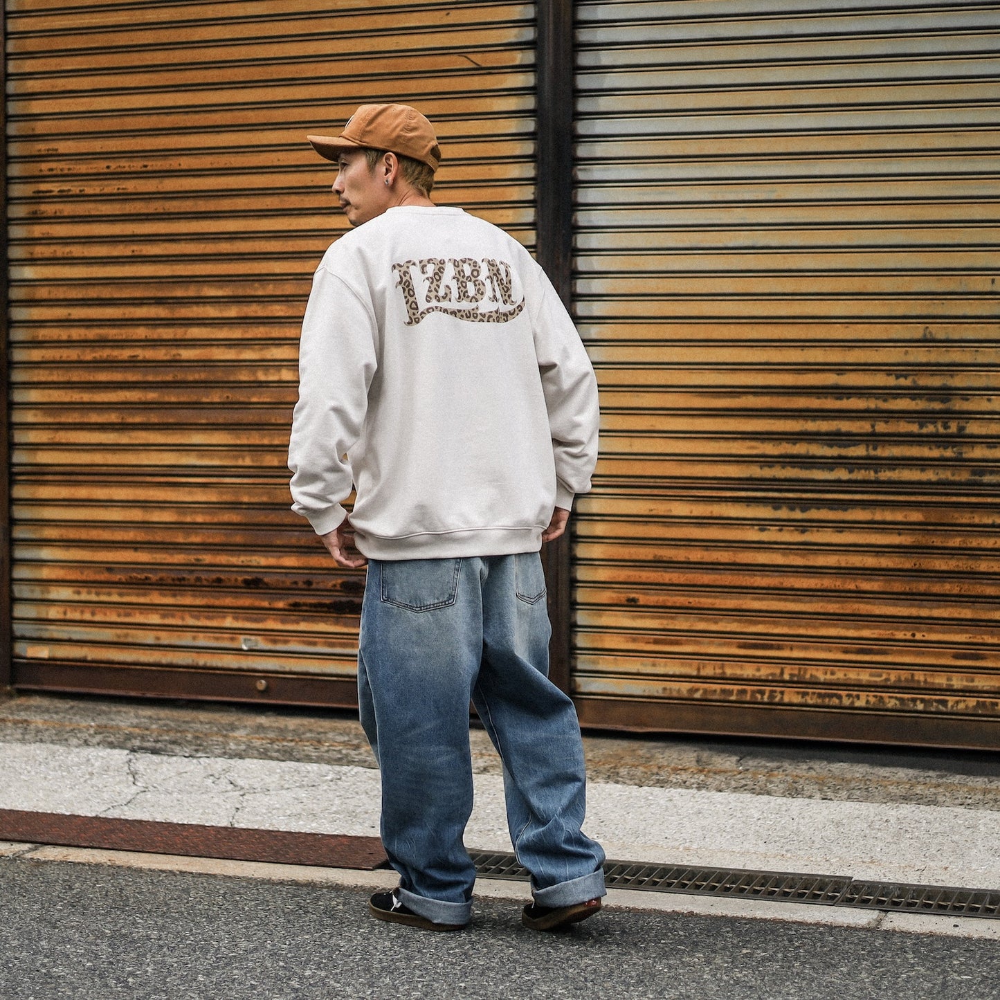 LZBN / MONO LEOPARD LZBN LOGO LIGHTWEIGHT CREWNECK SWEAT (GREIGE)