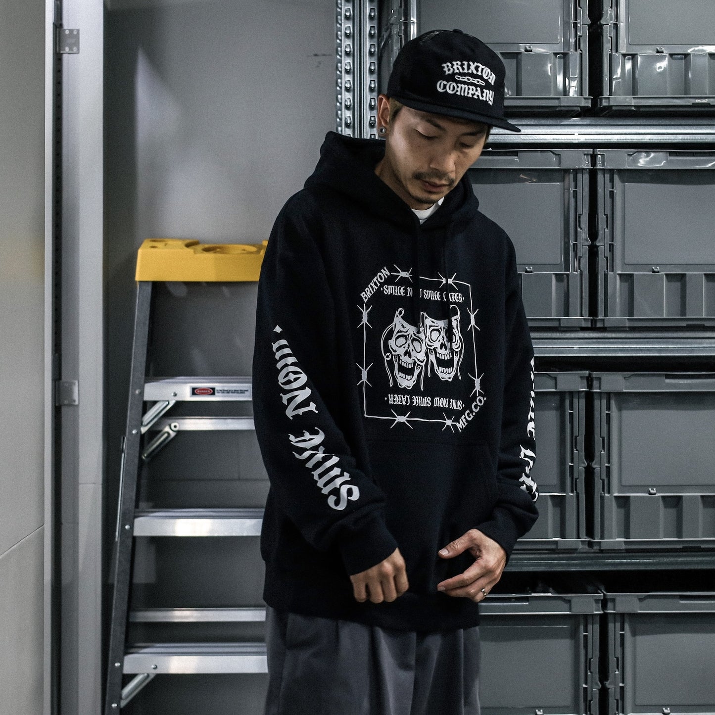 BRIXTON / SMILE ALWAYS RELAXED HOODIE (BLACK WORN WASH)