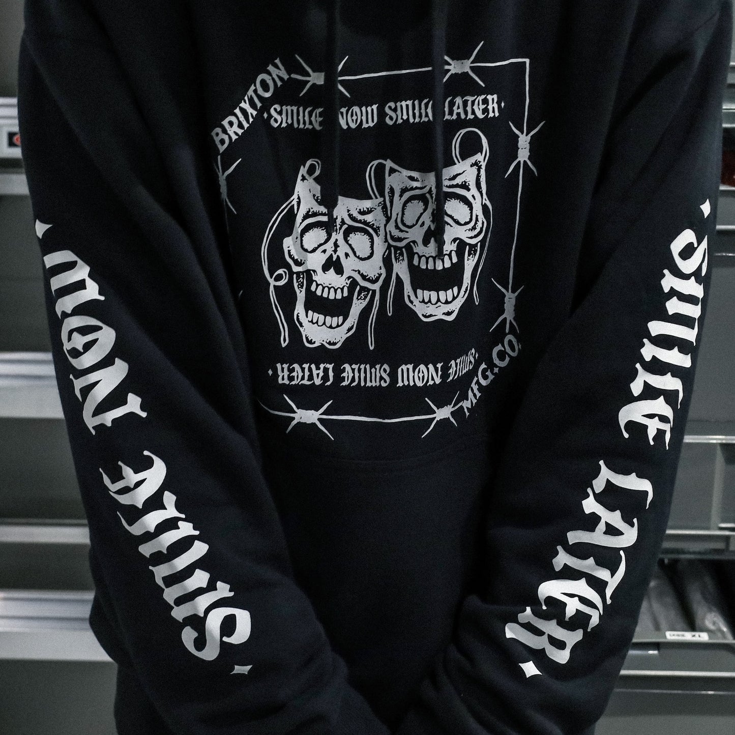 BRIXTON / SMILE ALWAYS RELAXED HOODIE (BLACK WORN WASH)
