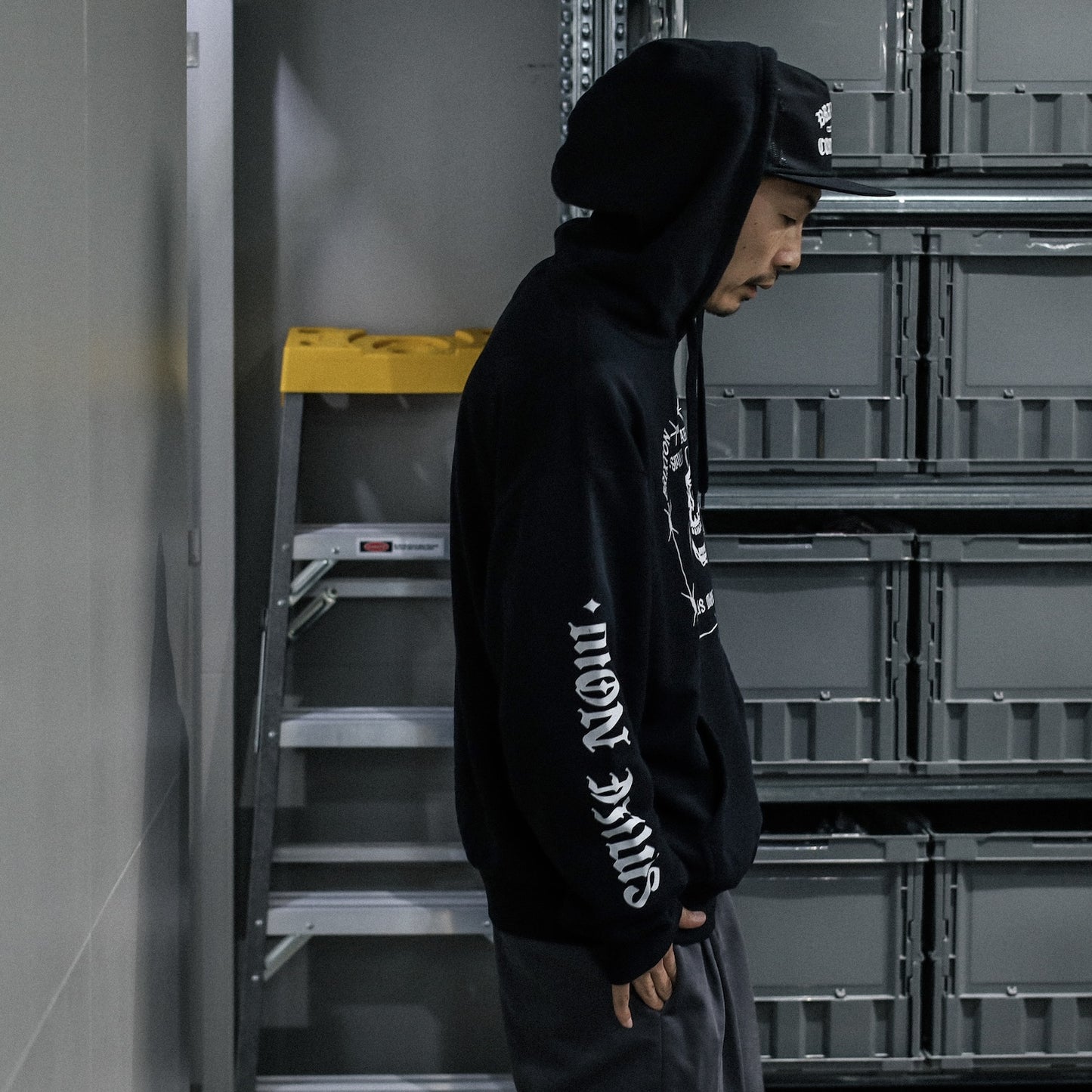 BRIXTON / SMILE ALWAYS RELAXED HOODIE (BLACK WORN WASH)