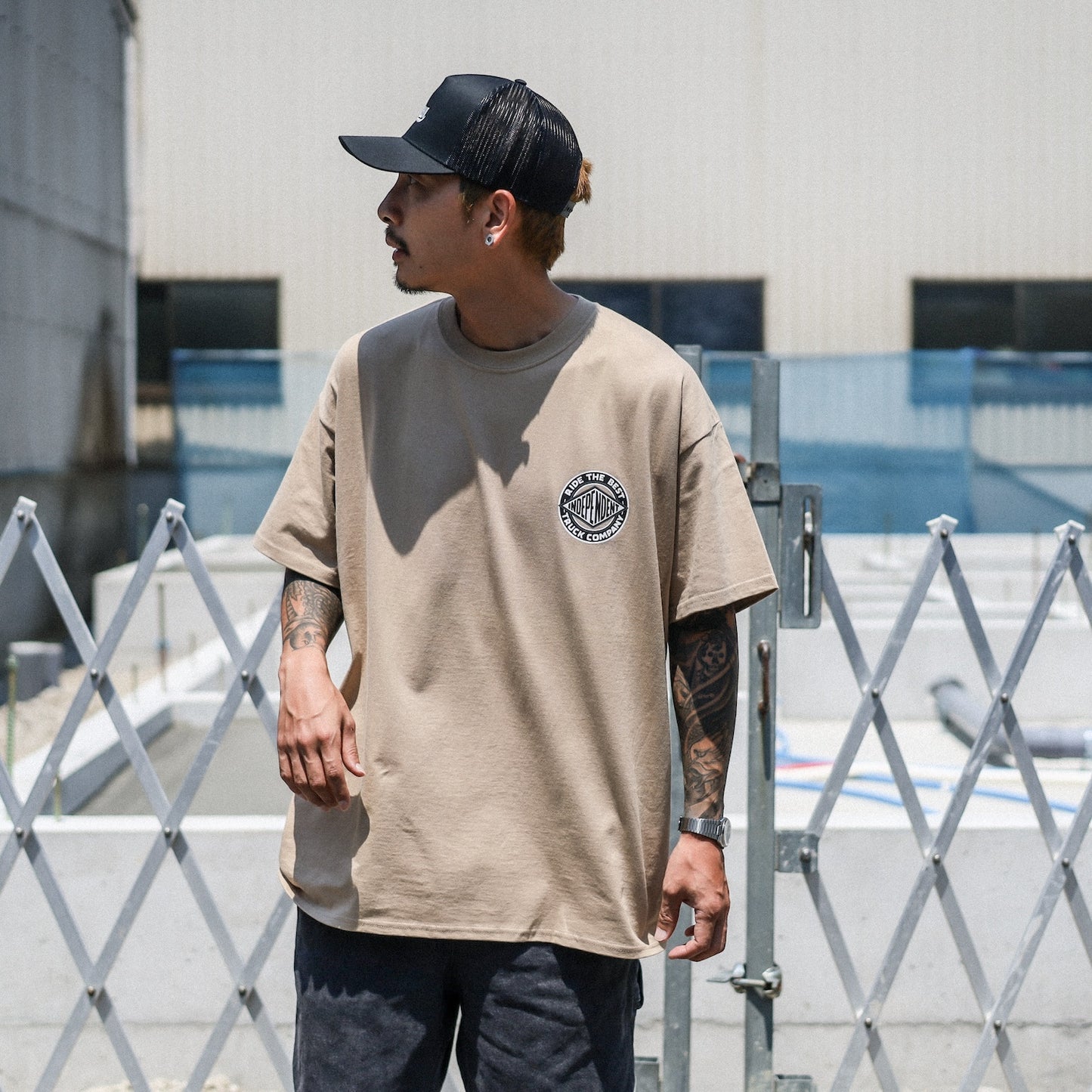 INDEPENDENT / BTG SUMMIT S/S TEE (SAND)