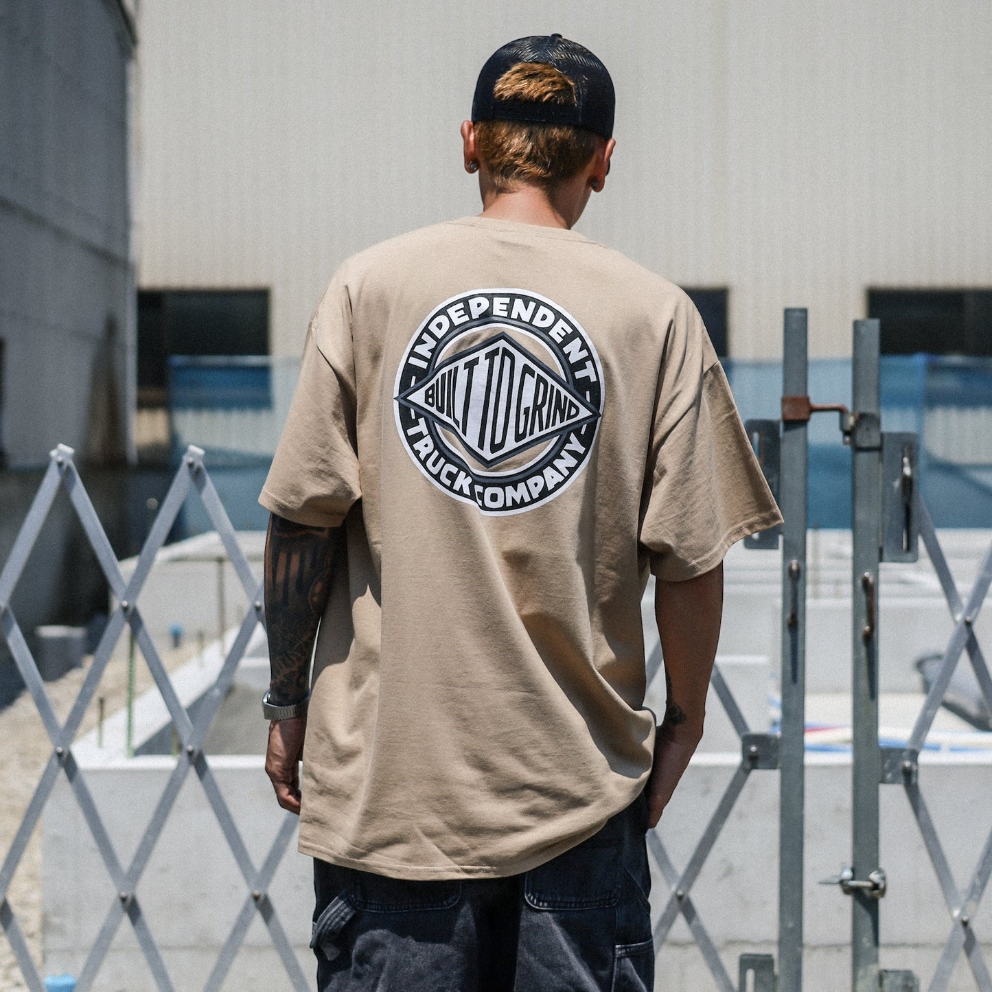 INDEPENDENT / BTG SUMMIT S/S TEE (SAND)