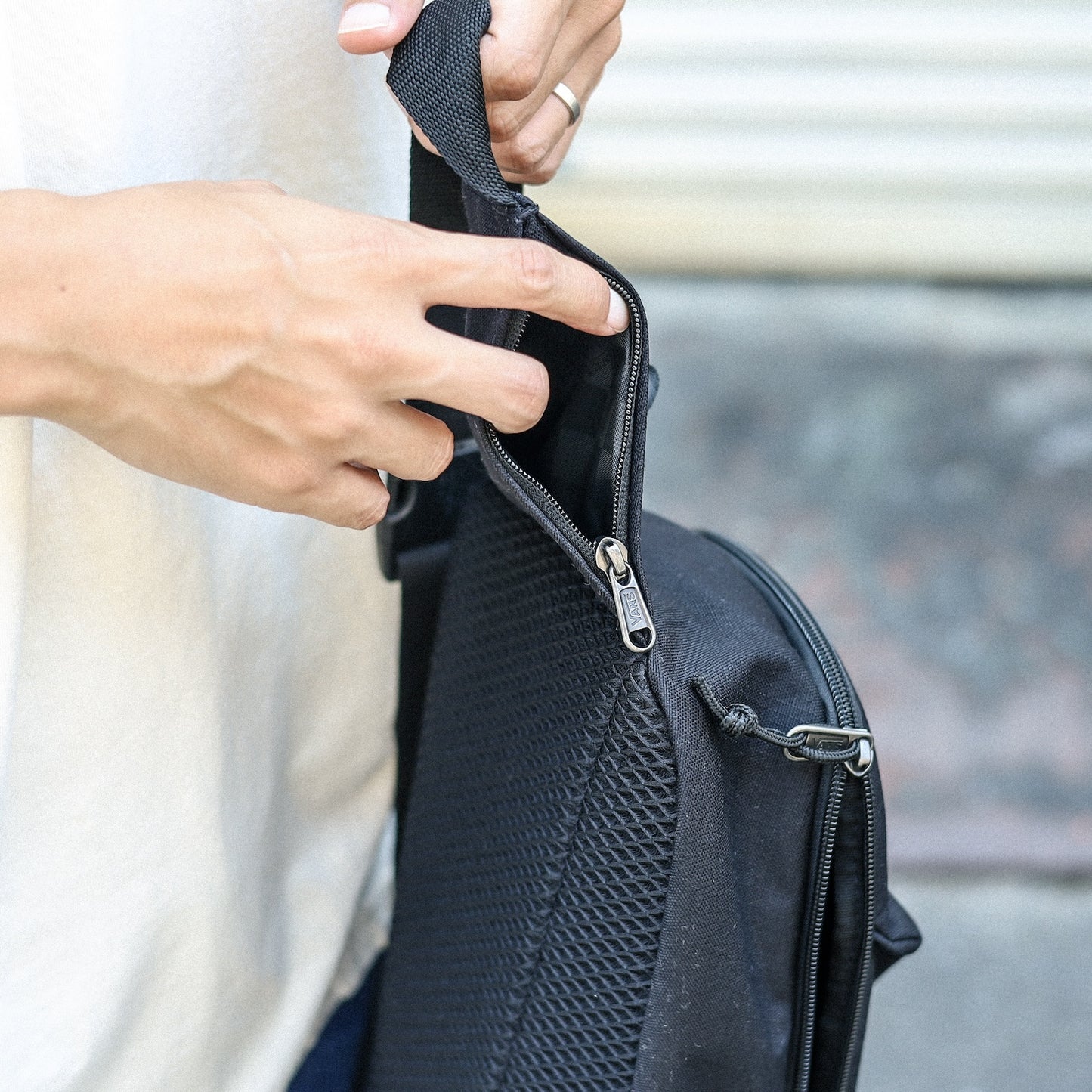 VANS / WARP SLING BAG (BLACK)